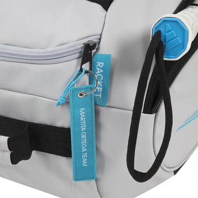bolsa adidas protour 3.4 blanca con cremallera central y múltiples compartimentos