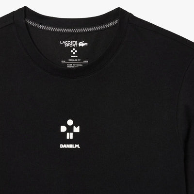 camiseta negra lacoste dry fit con gráficos daniil m en espalda