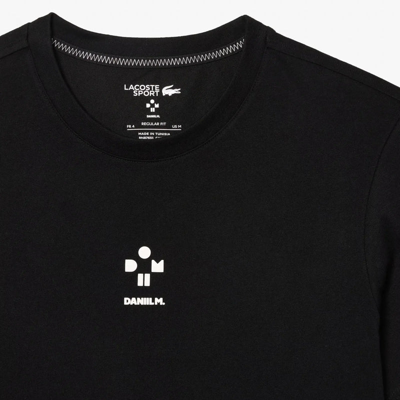 camiseta negra lacoste dry fit con gráficos daniil m en espalda