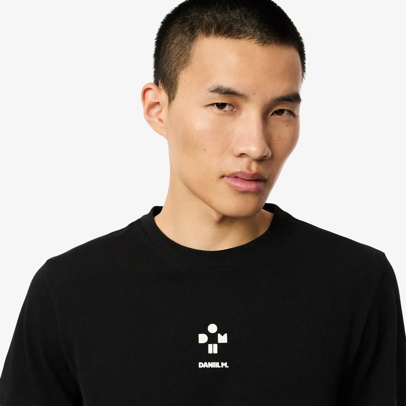 camiseta lacoste negra edición daniil m con diseño geométrico