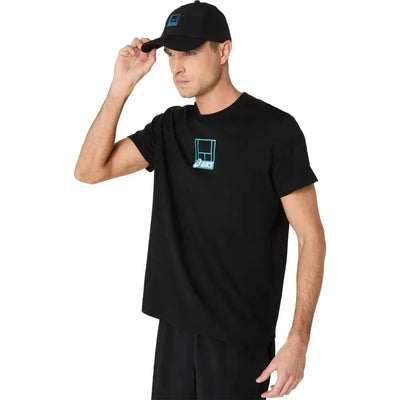 gorra de alto rendimiento asics negra con logo azul en frente