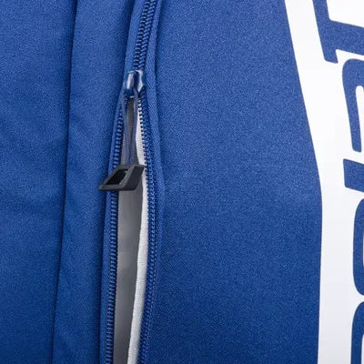 babolat court backpack azul con cremalleras resistentes y logo blanco frontal