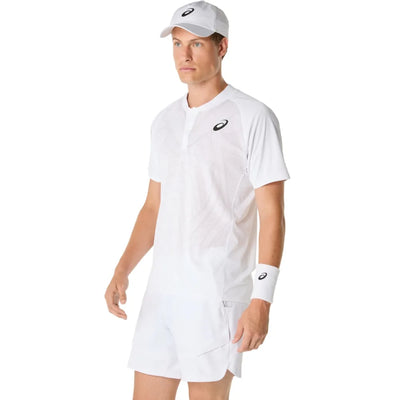 polo asics para tenis hombre blanco con cuello abotonado y diseño técnico