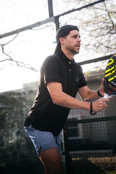 polo negro deuce deportivo con diseño elegante para tenis