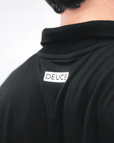 polo negro deuce con cuello clásico y botones blancos