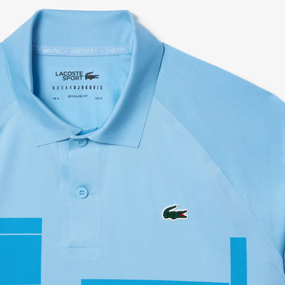 camiseta polo tenis hombre lacoste azul claro diseño geométrico