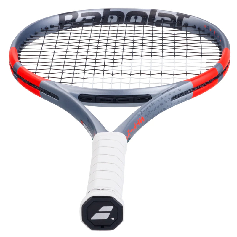 raqueta babolat gris roja pure strike ideal para precisión en tenis