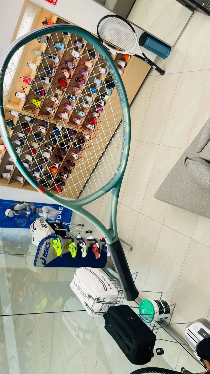 raqueta yonex percept 2024 tamaño doble escala 2:1 para exhibición