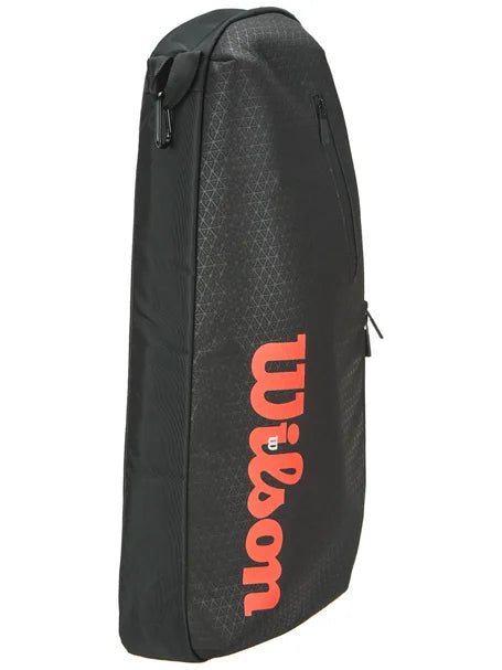 raquetero wilson color negro con logotipo rojo para deportes de raqueta