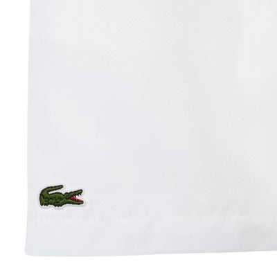 short blanco lacoste con ajuste cómodo para deportes de raqueta