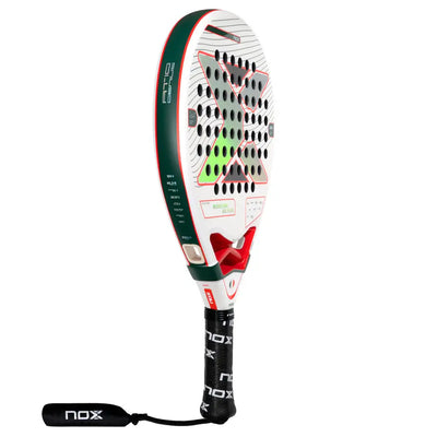 detalle textura rugosa tipo arena en pala padel nox at10 genius