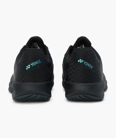 tenis yonex negros con suela amplia y tecnología power cushion