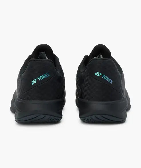 tenis yonex negros con suela amplia y tecnología power cushion