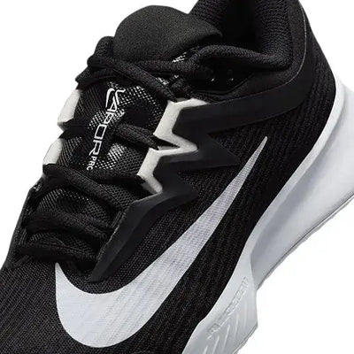 calzado para jugar tenis nike vapor pro negro suela blanca y upper técnico