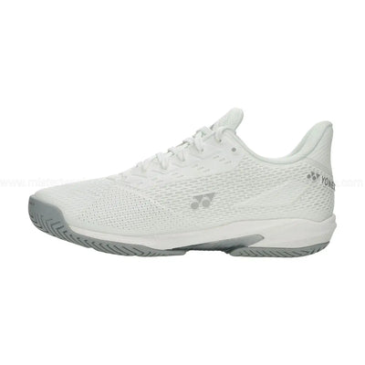detalle de logo yonex en tenis deportivos blancos para jugar teni