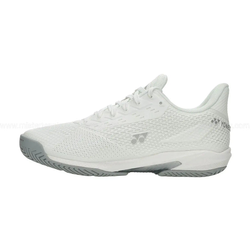 detalle de logo yonex en tenis deportivos blancos para jugar teni