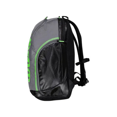 mochila gris wilson con bolsillos laterales de red para accesorios