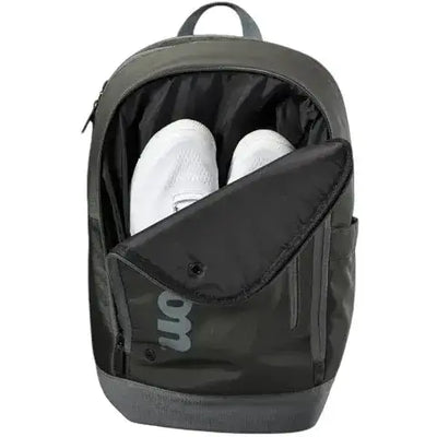 mochila deportiva wilson gris oscuro con múltiples compartimientos
