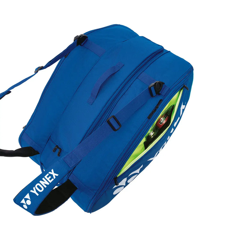 bolso yonex azul x12 con múltiples compartimentos y correas ergonómicas