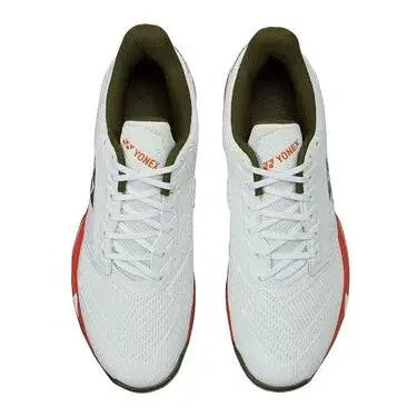 calzado yonex blanco con detalles naranjas y diseño transpirable