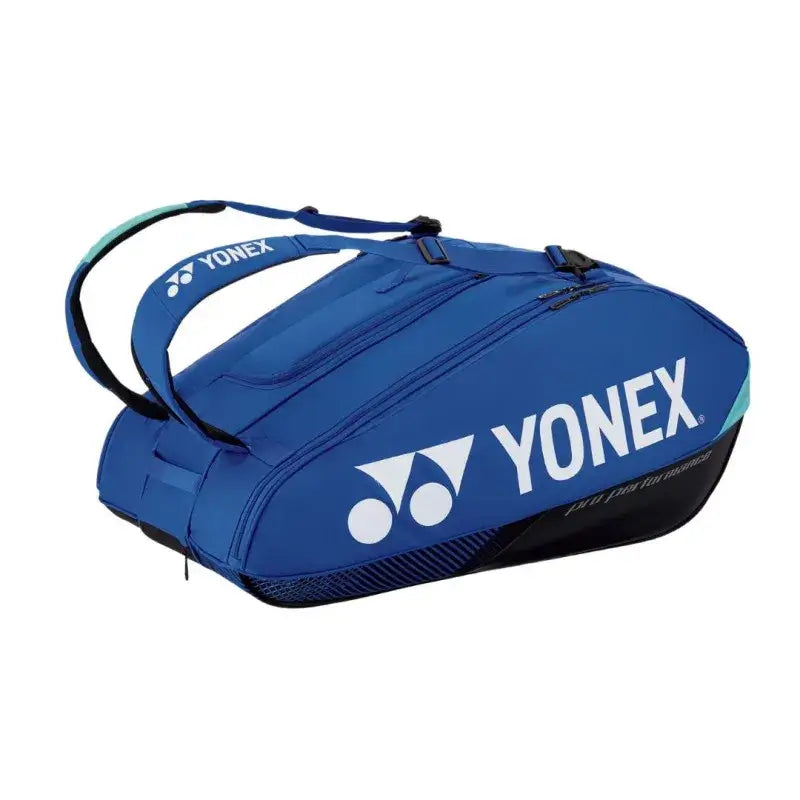 bolsa yonex azul con capacidad para raquetas, ropa y calzado